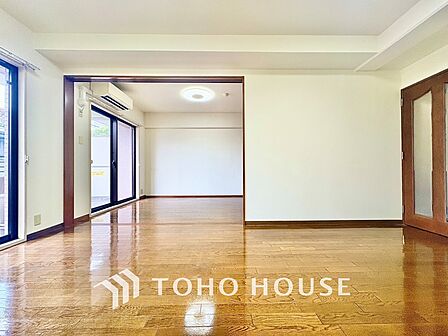 太陽光をたくさん感じながら、明るく豊かな暮らしを約束する住まい。四季の移ろいを感じながら過ごす毎日。なんとなく幸せ。