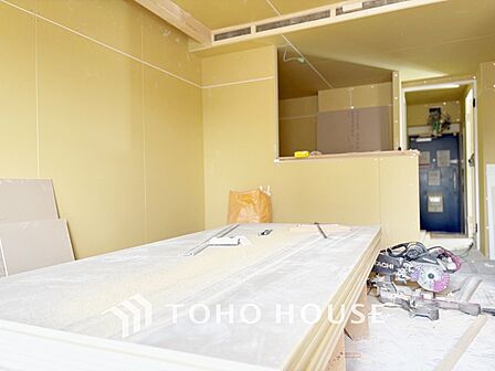 現在改装中◆陽光◆が差し込む。この開放的なLDKに家族の笑顔が集う。家族が一緒に過ごす空間は明るく、そして居心地よく。