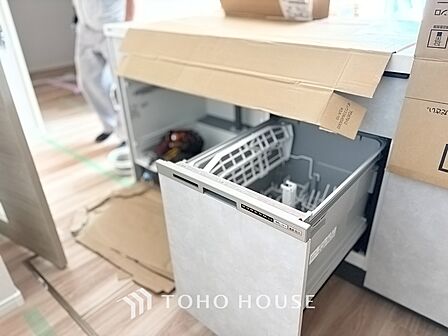 キッチンは家族の絆を育む大切な空間。シンプルで使い易いシステムキッチンで愉しく作る料理は愛情のある美味しいご馳走に。家族で使えるダイニングキッチンです。