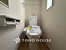 トイレ：【Toilet】トイレも全て新品に交換されており、清々しく新生活を始めることができます。白基調の清潔感のある空間に生まれ変わりました。