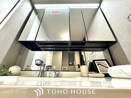 【Wash basin】十分な大きさの洗面台は収納もさる事ながら、身だしなみチェックや歯磨きなど、朝の慌ただしい時間でもホテルライクなスペースで余裕とゆとりを感じて頂けます。