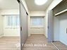寝室：【PRIVATE ROOM】◆快適◆な暮らしに不可欠な収納スペース。快適さとともに思い出も詰まっていく。