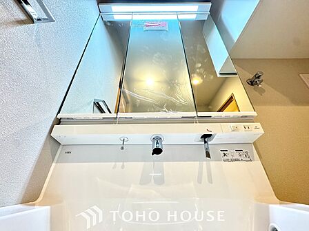 【Wash basin】十分な大きさの洗面台は収納もさる事ながら、身だしなみチェックや歯磨きなど、朝の慌ただしい時間でもホテルライクなスペースで余裕とゆとりを感じて頂けます。
