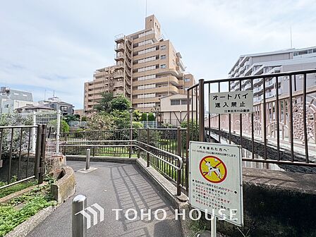 【By the window】◆窓辺◆窓を開けベランダに出ると当所なく広がる街と空のスクリーン。風が凪ぎ一時停止する目の前の画面