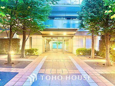 忙しい朝でも、しっかり家族が揃って食事をして頂けるゆとりある大きさのダイニングスペース。リビングと和室の続き間は急な来客時になど使い勝手が良いです。実際の空間を体感してみて下さい!