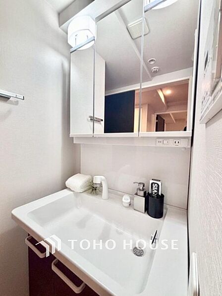 【Wash basin】十分な大きさの洗面台は収納もさる事ながら、身だしなみチェックや歯磨きなど、朝の慌ただしい時間でもホテルライクなスペースで余裕とゆとりを感じて頂けます。