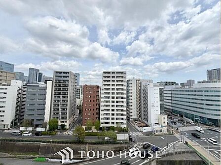 【Blue sky terrace】見上げると、空。時間を忘れ大空を見上げるなんて、いつぶりだろうか。こんなにも広く美しい情景がこの頭上にあったなんて。時間を忘れ、時を知る。