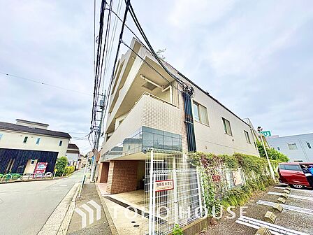 ここはみんなが集い、食事と楽しい会話が始まる場所。話に夢中になりすぎて、ついつい時を忘れ、夜半過ぎになってしまう。そんな束の間の幸せを感じさせてくれます。