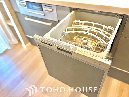 誰もが住みたい街。その風貌は、暮らしの誇りと輝きを物語る。都会の喧騒を脱いでいく。こころのタイムトンネル。洗練と緑の共演が、憩いの空間。
