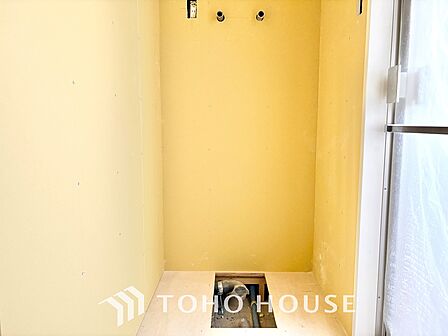 清潔感あるホワイト調のクロスと温もり溢れるモダンカラーの床材が見事に調和した本邸宅は、毎日の生活を少しでも快適に過ごして頂ける様に落ち着いた雰囲気作りから行っています。