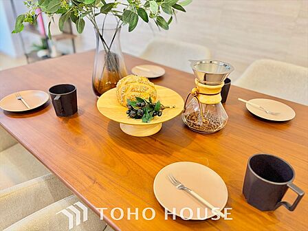 喧噪から離れ広々した寝室でゆったりと過ごす。そんな寛いだ休日もあっていい。だって『何もしない時を楽しむ』そんな贅沢な時間を愛する