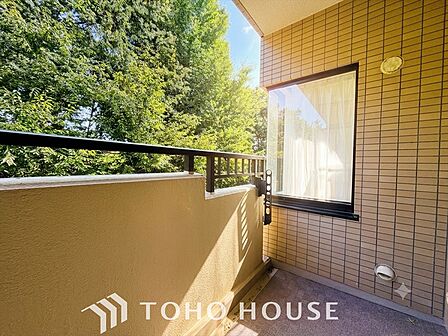 あなたの一日を、まっすぐ彩る。朝の光が差し込むリビングで、家族の笑い声が弾ける。