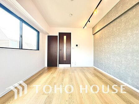 明るい陽光が差し込み、毎日の暮らしをやさしく包み込む。