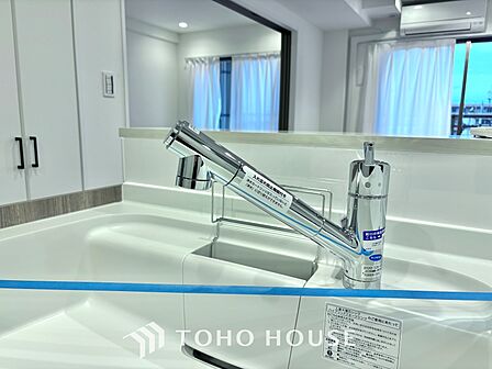 キッチンは家族の絆を育む大切な空間。シンプルで使い易いシステムキッチンで愉しく作る料理は愛情のある美味しいご馳走に。家族で使えるダイニングキッチンです。