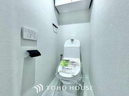 清潔感あるホワイト調のクロスと温もり溢れるモダンカラーの床材が見事に調和した本邸宅は、毎日の生活を少しでも快適に過ごして頂ける様に落ち着いた雰囲気作りから行っています。