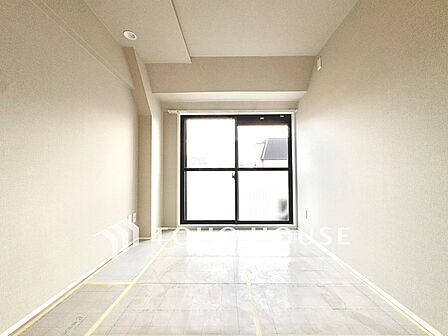 【居室】ゆったりとした広さで、ベッドを置いても余裕のある空間です。