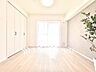 寝室：【居室】シンプルで使いやすく、どんな家具にも馴染む居室です。
