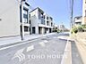 周辺：◆見通しが良く運転しやすい前面道路◆車同士のすれ違いや庫入れもしやすい開放的な道路状況。歩道も確保されており、小さなお子様の通学や毎日の通勤・お買い物も安心感のある住環境です。