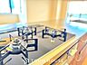 キッチン：太陽に愛された邸宅は各居室へ暖かな日差しが降り注ぎます。