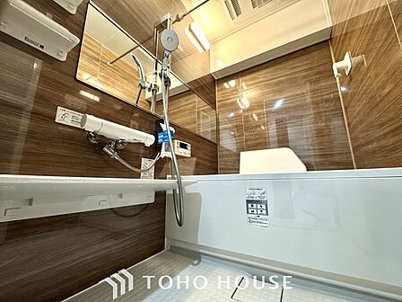 【浴室】《一日の疲れを落としてくれる場所は、落ち着く場所でなければならない》 高級感溢れるカラーと大きさ・柔らかな曲線で構成された半身浴も楽しめるバスタブが心地よさをもたらします。