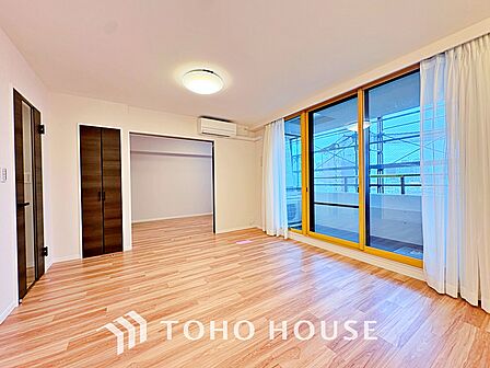 【living】居心地のいい暮らしには欠かせない眩い採光。ゆったりとした幅の窓からこの空間に降り注ぐ採光が絶えない。明るいリビングこそ居心地のいい暮らしが待っているのだと思う。