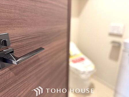 【toilet】トイレットペーパーの使用回数を減らせることです。 シャワートイレを使用すれば、洗浄して汚れを落とすことができるため、トイレットペーパーの使用を最小限にとどめることができます。
