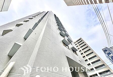 街に溶け合う美しい景観を生みだしているにも関わらず、採光や風通しを考えて設計された間取り。近隣との視線を考え、街全体で調整される窓位置。外観だけでなく、そこに住まうご家族の心地よさを最優先しました。