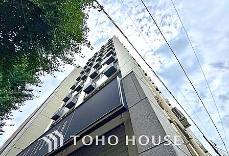 街並みに美しく映える洗練された外観。住まう誇りを感じられる、魅力あふれる佇まいです。