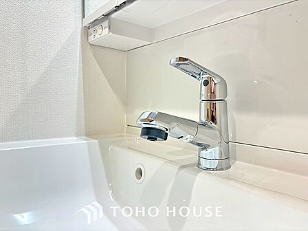 気持ちの良い朝をつくりだし、夕方には笑顔を取り戻させてくれるミラー。パウダールームはいつでも本来の自分を取り戻せる空間。明るく仕上げてあります。