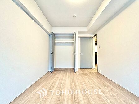間口が広く奥行きもしっかりある大型クローゼットを配置。ハンガーパイプと上部棚を備え、衣類や季節ものの大きな荷物もスッキリ収納できます。主寝室の衣類をまとめて収められる頼もしい収納力です