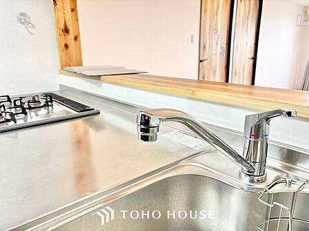 ◆キッチン◆美味しい料理を作りたくなるような気持にさせてくれる、腕を振るえる自慢のスペース。見上げると柔らかなダウンライトが包み込み、彩りを添えます。艶と光沢のある居心地の良いわが家のキッチン。