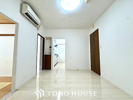 【Decorative lighting】上質に仕上げられた室内。オフ・ホワイトの壁を背にした観葉植物の葉をそっと置かれたインテリア・ライトが照らし出しています。少しお洒落な暮らしをしてみませんか。