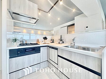 【KITCHEN】愛おしい家族との団欒の時間をより一層幸せなものに感じさせる煌びやかなLDK。輝かしい毎日が待っています。