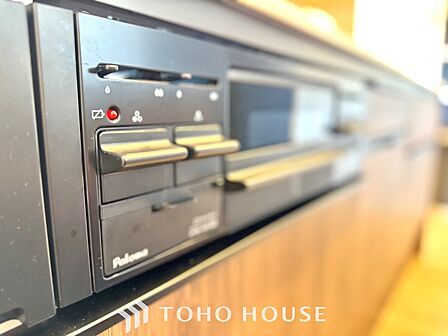 【Kitchen】美しく使いやすいキッチンは油汚れが簡単に拭き取れる素材で加工されており、浄水器シャワーから流す水の音を軽減する静かなシンクを採用。見えないところにさり気ない配慮が嬉しい