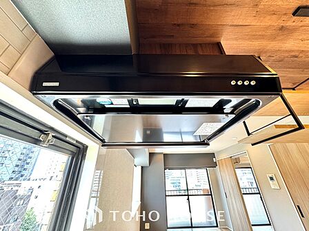 【Kitchen】美しく使いやすいキッチンは油汚れが簡単に拭き取れる素材で加工されており、浄水器シャワーから流す水の音を軽減する静かなシンクを採用。見えないところにさり気ない配慮が嬉しい