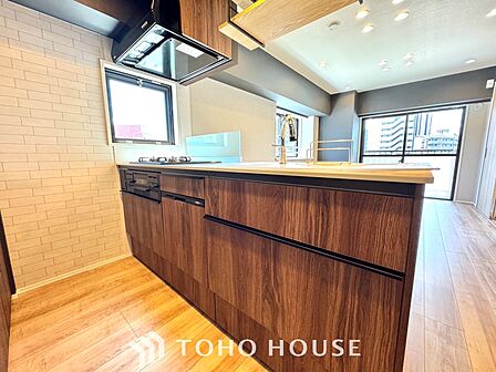 【Kitchen】光り眩い羨望のリビングへ。一歩一歩を踏みしめて家族の集う幸せの場所へ。すべてがクライマックスのマイベストホーム。
