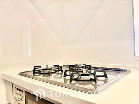 キッチンは家族の絆を育む大切な空間。シンプルで使い易いシステムキッチンで愉しく作る料理は愛情のある美味しいご馳走に。家族で使えるダイニングキッチンです。