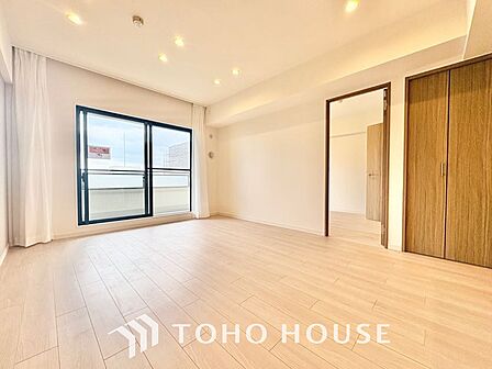 【living】居心地のいい暮らしには欠かせない眩い採光。ゆったりとした幅の窓からこの空間に降り注ぐ採光が絶えない。明るいリビングこそ居心地のいい暮らしが待っているのだと思う。