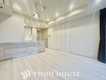 大きく開け放たれた壮大な景色。都内にいることを忘れさせてくれる自然豊かな分譲地。風がそよぎ、青空が歌い、太陽が微笑んでくれる幸せな住まい。