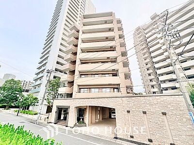 外観:手入れの行き届いたファサードや高級感漂うエントランス周りが魅力的。前面道路もすっきりとしており、毎日の帰宅時やゲストをお迎えする際にも誇らしく思える洗練された佇まいです。 外観:手入れの行き届いたファサードや高級感漂うエントランス周りが魅力的。前面道路もすっきりとしており、毎日の帰宅時やゲストをお迎えする際にも誇らしく思える洗練された佇まいです。