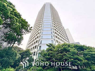 外観:洗練されたガラスウォールと豊かな敷地内の植栽が美しく調和。青空に向かって凛とそびえ立つ高層フォルムが、邸宅としての気品と都会的で上質な暮らしを物語る圧倒的なランドマークです。 外観:洗練されたガラスウォールと豊かな敷地内の植栽が美しく調和。青空に向かって凛とそびえ立つ高層フォルムが、邸宅としての気品と都会的で上質な暮らしを物語る圧倒的なランドマークです。