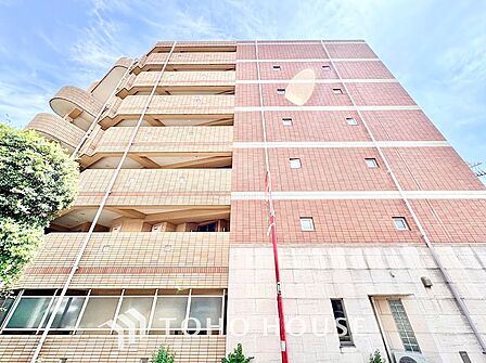 質感豊かなブラウンタイルと洗練された基壇部の石調デザインが調和した外観。しっかりとした佇まいが安心感をもたらし、住まうほどに愛着と深みが増していく品格あふれるマンションです。