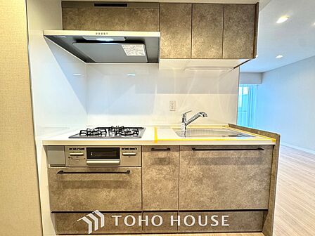【Kitchen】美しく使いやすいキッチンは油汚れが簡単に拭き取れる素材で加工されており、浄水器シャワーから流す水の音を軽減する静かなシンクを採用。見えないところにさり気ない配慮が嬉しい