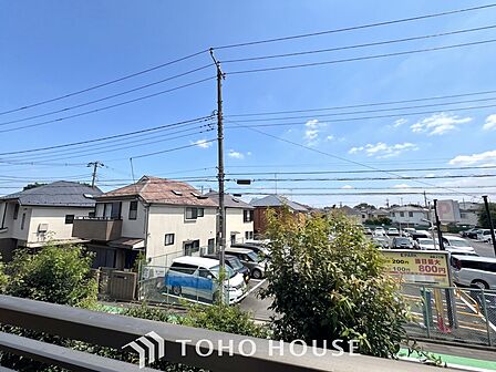 心地よい風、一歩外へ出て身体を伸ばす。どこまでも広がる青空の下、家に帰ってきたなと安心するような空間を。