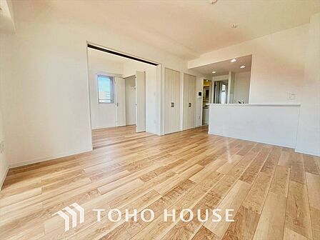 誰もが住みたい街。その風貌は、暮らしの誇りと輝きを物語る。都会の喧騒を脱いでいく。こころのタイムトンネル。洗練と緑の共演が、憩いの空間。