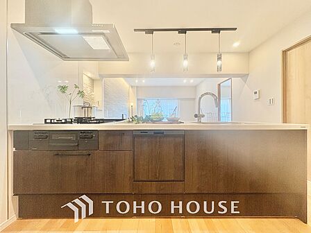 【KITCHEN】愛おしい家族との団欒の時間をより一層幸せなものに感じさせる煌びやかなLDK。輝かしい毎日が待っています。
