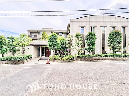 落ち着いた街並みに調和する高級感溢れる外観デザイン。整えられた豊かな緑が住まう方のプライバシーをやさしく守り、広く見通しの良い道路に面した安心感ある住環境です。