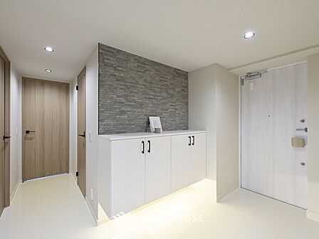 ほんのりとほのかな光が優しく僕らを包み込む、穏やかな時間。リビングで過ごす至福の一時。丁寧にひかれた豆をじっくりと蒸らし、おいしく一杯を堪能する。
