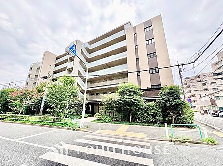 ガラスパネルをあしらった洗練されたファサードと、緑豊かな敷地内植栽が描く美しい景観。平置きスペースを整えた機能的な駐車場や落ち着きある住環境が、快適で上質な邸宅ライフを演出します。