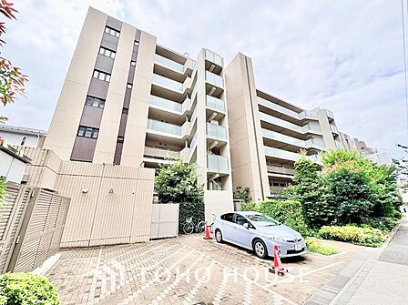 不審車両の侵入を防ぐチェーンゲートを配した安全設計。乗り降りがしやすい平置き区画を完備し、前面通路もゆとりがあるため、毎日の出し入れや荷物の積載も快適に行えます。